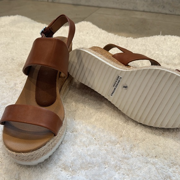 Report tan and cork wedges. Size 9. Only worn indoors. - Picture 3 of 3